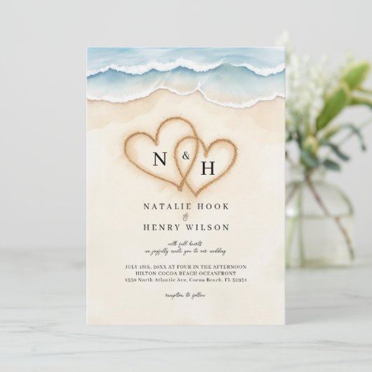 Strand bruiloft foto uitnodiging met zand harten (Staand voorkant)