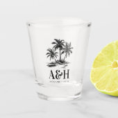 Strand Bruiloft Monogram Elegante Eenvoudige Palmb Shot Glas (Voorkant)
