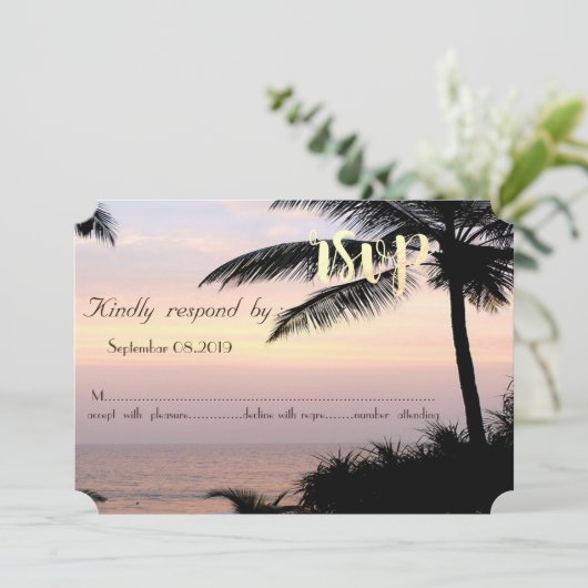 Strand Bruiloft Palmen Zonsondergang RSVP Kaart (Staand voorkant)
