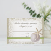 Strand bruiloft zand dollar en zeesterren RSVP kaartje (Staand voorkant)