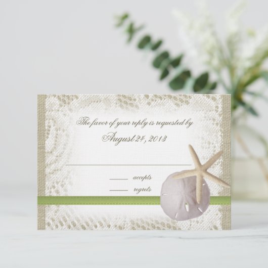 Strand bruiloft zand dollar en zeesterren RSVP kaartje (Staand voorkant)