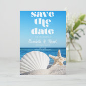 Strand bruiloft, zand, witte zeeschelpen opslaan v save the date (Staand voorkant)