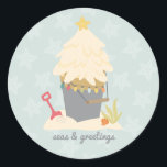 Strand Christmas Sand Pail Ronde Sticker<br><div class="desc">Breng de warmte en de charme van een kerstvakantie aan de kust naar uw vakantiewensen met onze Beachy Sand Pail-Stickers! Perfect voor strandliefhebbers en degenen die het zee koesteren. Dit ontwerp toont een prachtige illustratie van een zandbak gevuld met zand in de vorm van een kerstboom. Versierd met kleine ornamenten...</div>