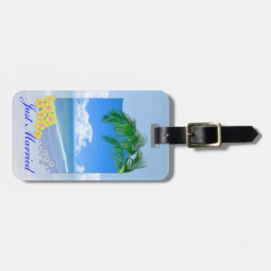 Strand en blauwe lucht bruiloft net getrouwd bagagelabel (Voorkant horizontaal)