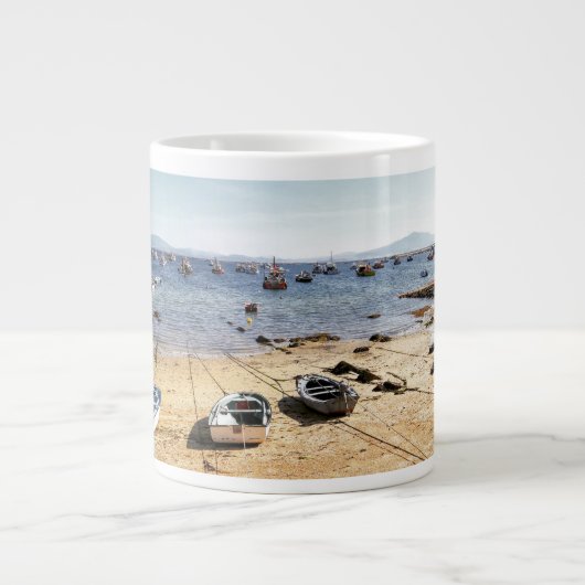 Strand en boten grote koffiekop (Voorkant)