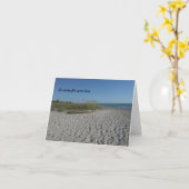 Strand en een eenzame kano op een condoleancekaart kaart (Gele Bloem)