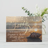 Strand Huwelijk Zonsondergang Schelpen Lichten Bew Save The Date (Staand voorkant)