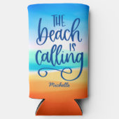 Strand is roepend | Typografie Strand Illustratie Seltzer Blikjeskoeler (Voorkant)