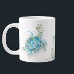 Strand Kerst Zee Schildpad Zeeen & Groeten Grote Koffiekop<br><div class="desc">Deze strand kerstkoffiemok beschikt over een waterverf zee schildpad met takjes van vakantie groen en rode bessen. De woorden "Zeeen & Greetings" staan in de trendy rode scripttypografie. Een charmante keuze voor uw vakantie decor of om te geven als een BFF cadeau voor de schildpad liefhebber in je leven. Bezoek...</div>