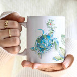 Strand Kerst Zee Schildpad Zeeen & Groeten Koffiemok<br><div class="desc">Op zoek naar cadeau-ideeën met een kusttwist? Deze gepersonaliseerde strand kerstkoffie mok beschikt over een prachtig geïllustreerde zeeen schildpad, geaccentueerd met feestelijk groen en rode bessen. De uitdrukking "Zeeen & Greetings" wordt elegant weergegeven in trendy rode letters, waardoor dit een perfecte keuze is voor schildpadgeschenken en oceaanliefhebbers. Of u nu...</div>