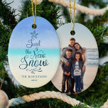 Strand Kerstzand is de nieuwe sneeuw Keramisch Ornament<br><div class="desc">Dit strandachtige kerstornament heeft een boomvormige scriptzin - "Sand is the New Snow, " op een abstracte strandachtergrond,  met een fotosjabloon op de achterkant. Bezoek het collectie voor meer kustkerstproducten en neem gerust contact met mij op via Zazzle Chat als u een speciaal bijpassend product of ontwerptweaks nodig hebt.</div>