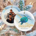 Strand Kust Zee Schildpad Zeeen en Groeten Foto Keramisch Ornament<br><div class="desc">Dit ornament met een tropisch kustthema is gemakkelijk gepersonaliseerd met familienaam op de voorkant en een foto op de achterkant, en heeft een waterverf turquoise blauwe zeeen schildpad op een abstracte achtergrond van het strand met een faux gouden glitter sparkly wave en gouden Zeeen en groeten. Bekijk het collectie voor...</div>