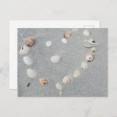 Strand met hart gemaakt van schelpen. briefkaart (Voorkant / Achterkant)