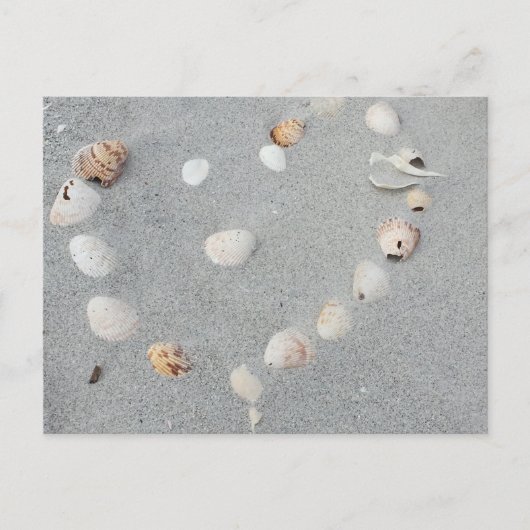 Strand met hart gemaakt van schelpen. briefkaart (Voorkant)