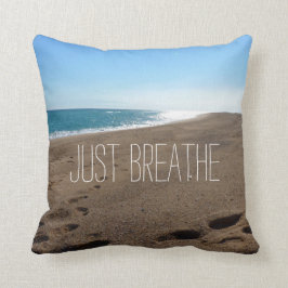 Strand met Just Breathe Quote Kussen
