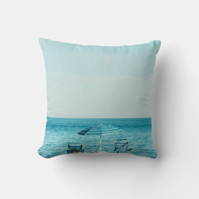 Strand met parasol en mooie horizon - kussen (Voorkant)