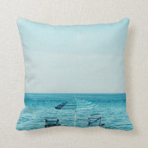 Strand met parasol en mooie horizon -