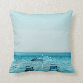 Strand met parasol en mooie horizon - kussen