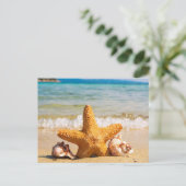 Strand met Starfish en Seashells Vrijgezellenfeest Uitnodiging Briefkaart (Staand voorkant)