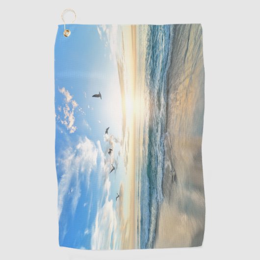 Strand met vogels vliegen over het water Handdoeke Golfhanddoek (Voorkant)