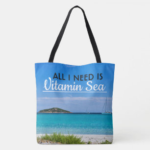 strand met witte zand met turkooiswater en zeilboo tote bag