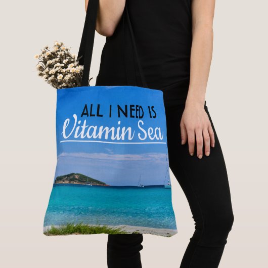 strand met witte zand met turkooiswater en zeilboo tote bag (Dichtbij)