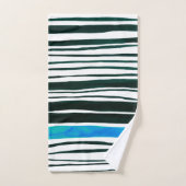 strand met zwarte, witte en mediterrane blauwe str bad handdoek (Handdoek)