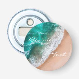 Strand oceaanwater op kustzand tropische zomer button flesopener