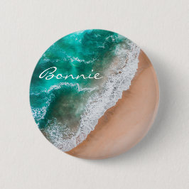 Strand oceaanwater op kustzand tropische zomer ronde button 5,7 cm