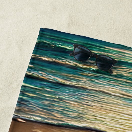 strand op zonsondergang met planken op zand strandlaken (In situ)