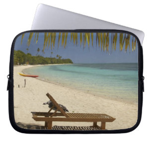 Strand, palmbomen en ligstoel laptop sleeve