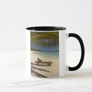 Strand, palmbomen en ligstoel mok