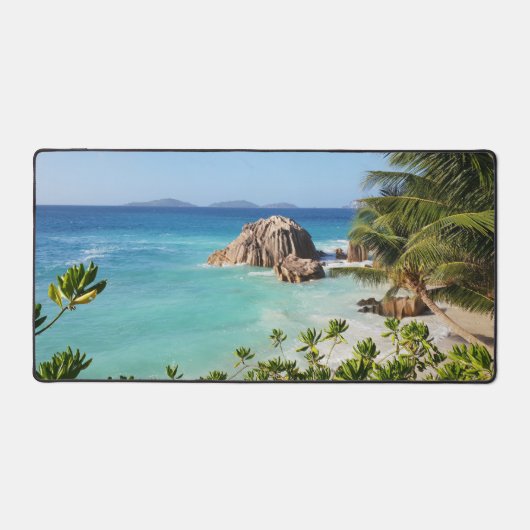 Strand Scène van Palm Trees & Large Rock Bureaumat (Voorkant)