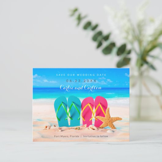 Strand Teenslippers op Zand Save the Date Briefkaart (Staand voorkant)