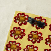 Strand Tijd Rood Dahlia Bloemen Patroon op Geel Strandlaken (In situ)