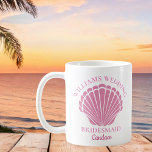 Strand Trouwen Roze Zeeschelp Bruidsmeisje Custom Koffiemok<br><div class="desc">roze seashell monogram strand bruiloft brudal party mok cadeau voor een bestemmingsprouwerij op een tropisch eiland met schattige schelpen. Bestel dit prachtige monogrammed cadeau voor je bruidsmeisjes of dienstmeisje.</div>
