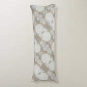 Strand van parels elend opmaakbaar van wit lichaamskussen (Voorkant Verticaal)