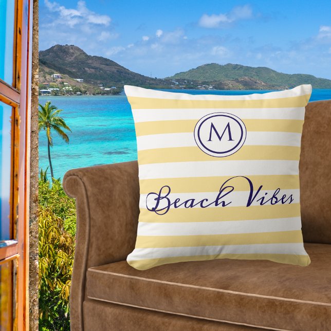 Strand Vibe Geel Gestreepte Gegemonogrammeerde Zom Kussen (A chic throw pillow with 'Beach Vibes' words, yellow and white nautical stripes and custom monogram)