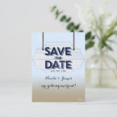 Strand wit houten bord Save The Date ansichtkaart Aankondigingskaart (Staand voorkant)