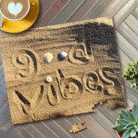 Strand Zand Foto Goede Vibes Quote Vakantie Modern Legpuzzel<br><div class="desc">Goede vibes. Relax, ruik de oceaanlucht, en reis terug naar je vakantiestranddagen wanneer je deze chique, leuke, fotografische puzzel van "goede vibes" gebruikt, citeert hand getekend in strandzand met decoratieve seizoenshells. Het is een geweldig cadeau! Komt in een speciale cadeaudoos. U kunt deze puzzel gemakkelijk personaliseren. Stuur me alstublieft alle...</div>