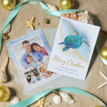 Strand Zee Schildpad Kust Vrolijk Kerstfeest 3 Fot Feestdagenkaart<br><div class="desc">Deze kerstkaart met thema aan de kust heeft een waterverf turquoise blauwe zeeen schildpad op een abstracte achtergrond met een faux gouden glitter sprankelende golf en gouden Merry Christmas. Op de achterkant zijn 3 fotosjablonen om de kaarten eenvoudig te personaliseren met uw favoriete familiefoto's. Bekijk het collectie voor meer overeenkomende...</div>