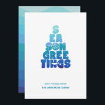 Strand Zeeen en groeten Feestdagenkaart<br><div class="desc">Leuk strand Seizoen Groeten in een grillige typografie ontwerp in tinten van oceaan blauw met zand dollar en vis accenten oceaan kleur golven op de achterkant. Neem contact op met de ontwerper via de MESSAGE-knop of via e-mail op sillyseasshop@gmail.com als u hulp nodig hebt bij ontwerp, overeenkomende producten of een...</div>