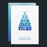 Strand Zeeen en groeten Feestdagenkaart<br><div class="desc">Leuk strand Seizoen Groeten in een grillige typografie ontwerp in tinten van oceaan blauw met zand dollar en vis accenten oceaan kleur golven op de achterkant. Neem contact op met de ontwerper via de MESSAGE-knop of via e-mail op sillyseasshop@gmail.com als u hulp nodig hebt bij ontwerp, overeenkomende producten of een...</div>