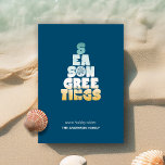 Strand Zeeen en groeten Feestdagenkaart<br><div class="desc">Leuk strandseizoen Groeten in een grillig typografisch ontwerp in strandkleuren met zand dollar en vis accenten en een foto op de achterkant. FOTO TIP: Voor het beste resultaat, kies foto's met het onderwerp in het midden en / of pre-cropt het naar een vergelijkbare vorm zoals getoond voordat het uploaden. Neem...</div>