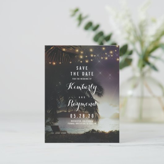 Strand Zonsondergang en String Lights Save the Dat Aankondigingskaart (Staand voorkant)