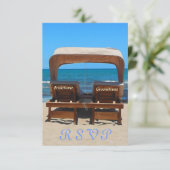 Strandbruiloftstoelen in het zand RSVP kaartje (Staand voorkant)