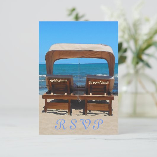 Strandbruiloftstoelen in het zand RSVP kaartje (Staand voorkant)