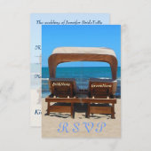 Strandbruiloftstoelen in het zand RSVP kaartje (Voorkant / Achterkant)