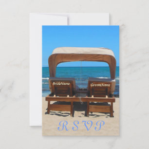 Strandbruiloftstoelen in het zand RSVP kaartje