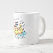 Stranddag Cartoon Karakter op Opblaasbare Ring Grote Koffiekop (Voorkant rechts)